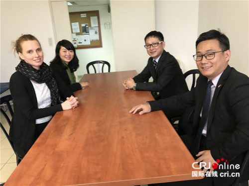 領(lǐng)事參贊蔣旭（右二）、領(lǐng)事部閆正（右一）和海法大學國際部主任左哈爾（左一）交流學生保護問題。（攝影孫伶俐）