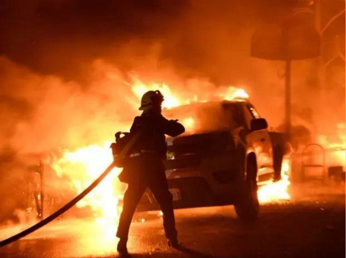 消防員給汽車滅火。