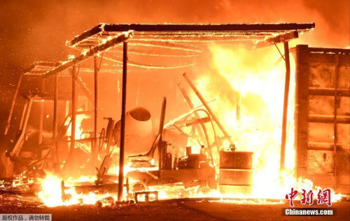 消防人員表示，強風(fēng)向東推進，從而使火焰向文圖拉和圣保拉方向移動。圖為被大火吞噬的民居。