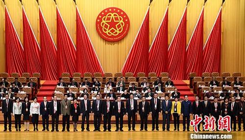  12月7日，福建省第十次歸僑僑眷代表大會在福州閉幕，大會選舉產(chǎn)生福建省僑聯(lián)第十屆委員會主席、副主席。圖為福建省僑聯(lián)第十屆委員會主席、副主席在大會上集體亮相。 <a target='_blank' >中新社</a>記者 張斌 攝 