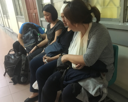 傷者在醫(yī)院等待救治 （馬來西亞《星洲日報》）