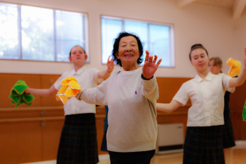 79歲高齡的國家一級演員喬梁教授傳授東北秧歌技巧