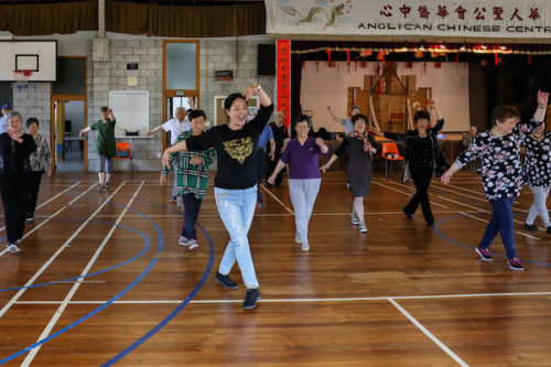 國家一級演員白海燕教授示范東北秧歌廣場舞技巧