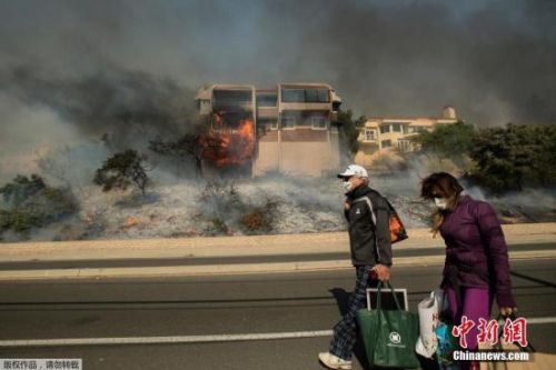美加州野火不斷，居民撤離數(shù)百建筑遭破壞。