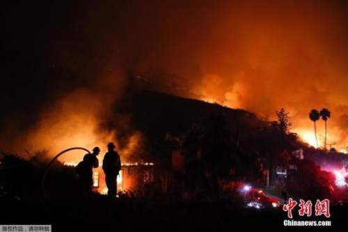 數(shù)千名消防員投入到救援工作中，但最高風(fēng)速可達(dá)到115公里每小時(shí)的大風(fēng)給滅火工作帶來(lái)了很大困難。