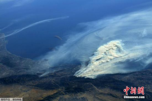 2017年12月7日消息，一組從國(guó)際空間站上拍攝的美國(guó)加州森林大火的照片。據(jù)美國(guó)有線電視新聞網(wǎng)（CNN）報(bào)道，美國(guó)南加利福尼亞州的大火不斷蔓延，其中1人遇難，數(shù)百人被疏散。