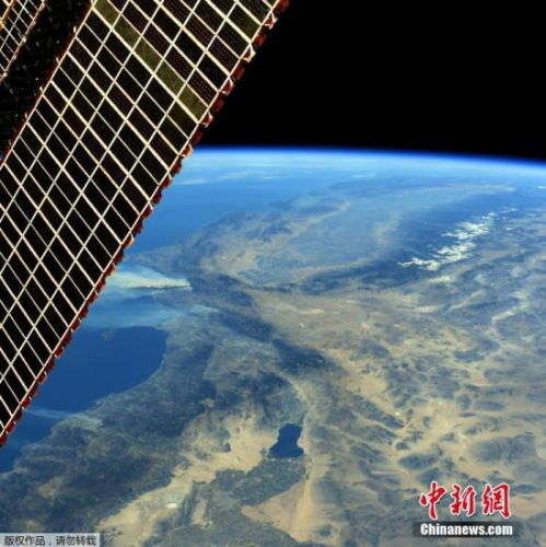 圖為從國(guó)際空間站上看到的美國(guó)加州大火，濃煙十分明顯。