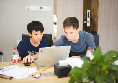 2017年5月，編程貓公司中來自捷克的工程師在技術(shù)開放日與同學(xué)交流。