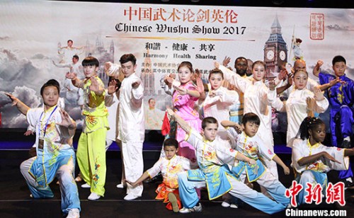12月9日晚，一臺有15位中國武術(shù)冠軍登場的中英武林高手“比武大戲”在倫敦上演，這是英國首次大規(guī)模、高水平的武林盛會。 <a target='_blank' >中新社</a>記者 張平 攝