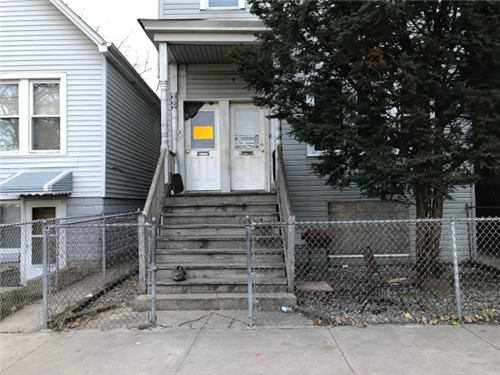 圖中這間原本不錯的房子，因空置一陣子而遭人闖入居住，期間被嚴(yán)重破壞，最后只能等待拆除。(美國《世界日報》資料圖)