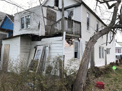 圖中這間原本不錯的房子，因空置一陣子而遭人闖入居住并被嚴(yán)重破壞，最后只能等待市府拆除。(美國《世界日報》資料圖)