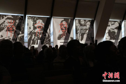 12月10日下午，美國舊金山中華文化中心，中英文口號聲不斷響起，由南京大屠殺索賠聯(lián)盟、舊金山灣區(qū)中國統(tǒng)一促進會、舊金山抗日史實維護會和慰安婦正義聯(lián)盟聯(lián)合主辦的“南京祭”紀念活動進入第21年。來自華裔、韓裔、菲律賓裔、非裔及白人社區(qū)各界人士500余人，向80年前南京大屠殺的死難者默哀，獻上白色玫瑰。<a target='_blank' >中新社</a>記者 劉丹 攝