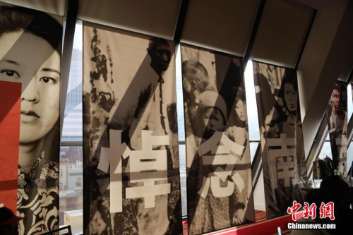 美國舊金山中華文化中心，中英文口號聲不斷響起，由南京大屠殺索賠聯(lián)盟、舊金山灣區(qū)中國統(tǒng)一促進會、舊金山抗日史實維護會和慰安婦正義聯(lián)盟聯(lián)合主辦的“南京祭”紀念活動進入第21年。<a target='_blank' >中新社</a>記者 劉丹 攝