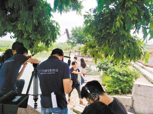 我市微電影制作團(tuán)隊(duì)在器材上朝專業(yè)化方向發(fā)展。