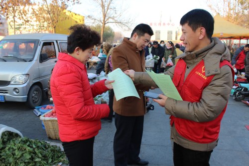 市民紛紛來領(lǐng)取僑法宣傳資料，咨詢有關(guān)歸僑僑眷留學(xué)、投資和歸僑子女升學(xué)、就業(yè)等方面的有關(guān)政策。東營市外僑辦供圖