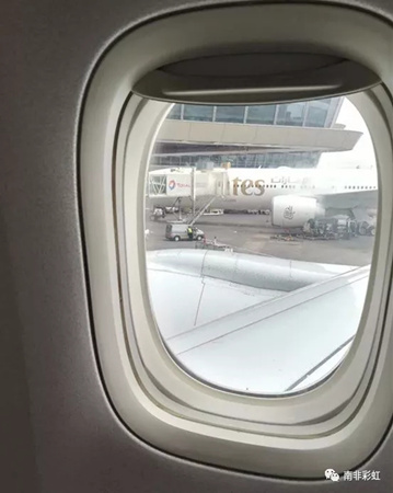 起飛前，病人家屬在機(jī)艙內(nèi)拍下這張“尋?！闭掌?，發(fā)送給熱心人士表示感謝。（南非華人網(wǎng)）