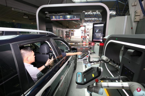 手提設(shè)備的外形有如智能手機(jī)，司機(jī)和乘客點(diǎn)選自己的護(hù)照后，就可掃描雙手拇指指紋，并以自拍的方式進(jìn)行臉部識(shí)別，完成兩道通關(guān)程序。（新加坡《聯(lián)合早報(bào)》/何家俊 攝）