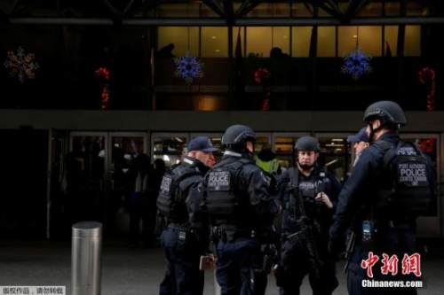 反恐小組聚集在紐約港務(wù)局巴士總站外。