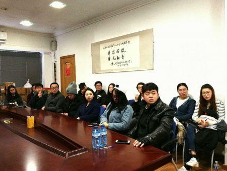 參加講座的留學生。（西班牙《歐華報》）