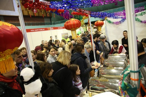 來賓排隊品嘗中國美食。