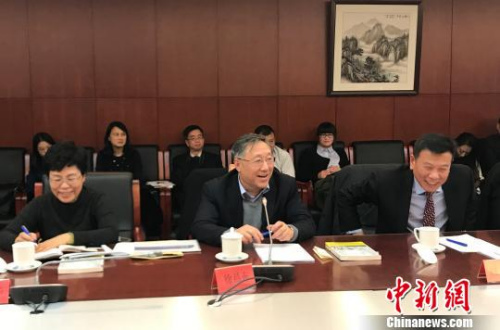 歐美同學(xué)會(huì)企業(yè)家聯(lián)誼會(huì)會(huì)長、中國留學(xué)人才發(fā)展基金會(huì)副理事長徐昌東在座談會(huì)上發(fā)言?！≈苄缷堋z