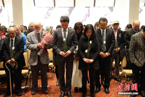 12月10日下午，美國舊金山中華文化中心，中英文口號聲不斷響起，由南京大屠殺索賠聯(lián)盟、舊金山灣區(qū)中國統(tǒng)一促進會、舊金山抗日史實維護會和慰安婦正義聯(lián)盟聯(lián)合主辦的“南京祭”紀念活動進入第21年。來自華裔、韓裔、菲律賓裔、非裔及白人社區(qū)各界人士500余人，向80年前南京大屠殺的死難者默哀，獻上白色玫瑰。<a target='_blank' >中新社</a>記者 劉丹 攝