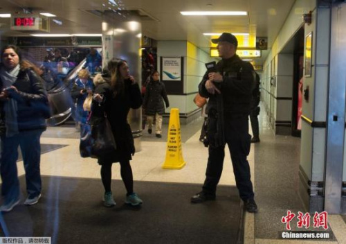 當(dāng)?shù)貢r(shí)間12月11日上午，美國(guó)紐約曼哈頓時(shí)報(bào)廣場(chǎng)附近的港務(wù)局巴士終點(diǎn)站疑發(fā)生爆炸，警方已前往處置。爆炸造成至少一人受傷，一名嫌犯被捕。此外，地鐵線路A、C、E線均已暫停。