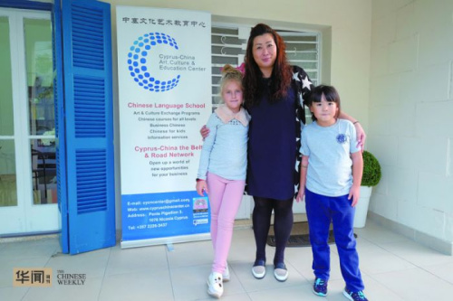 韓梅梅和她的兩個(gè)學(xué)生，左邊是個(gè)俄羅斯小女孩。