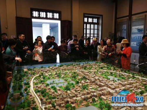 僑商、僑領在?？谑羞M行考察?！《谑?攝