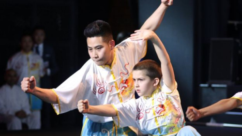 來自英國的武術運動員及武術愛好者也登上舞臺。今年11歲的土耳其小朋友朱奈德(Junayde) 已經習武8年了。他爸爸表示他們一家人都是武術愛好者，朱奈德學習武術是受哥哥的啟發(fā)。(BBC中文網)