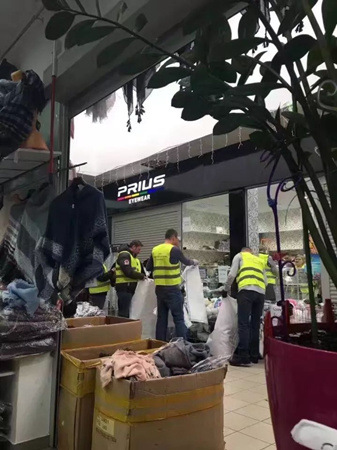 波蘭海關(guān)稅警在清點(diǎn)扣押貨物，因?yàn)楸豢圬浳飻?shù)量太多，一直忙到下半夜還在現(xiàn)場(chǎng)。（《歐洲時(shí)報(bào)》中東歐版微信公眾號(hào)）