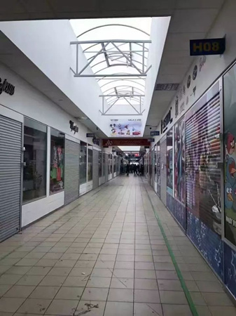 市場(chǎng)受粗暴執(zhí)法影響，空無(wú)一人，許多經(jīng)營(yíng)戶直接關(guān)門(mén)。（《歐洲時(shí)報(bào)》中東歐版微信公眾號(hào)）