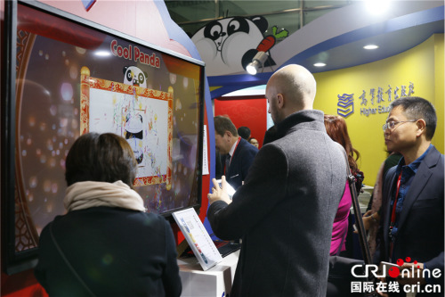 參會代表在高等教育出版社推出的少兒漢語教學多媒體互動平臺前駐足。