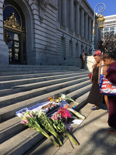 市政廳外，民眾哀悼(美國(guó)《世界日?qǐng)?bào)》/李晗 攝)