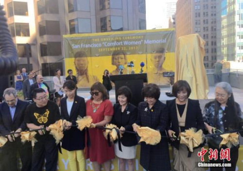  當(dāng)?shù)貢r(shí)間2017年9月22日，美國(guó)舊金山市圣瑪麗廣場(chǎng)，慰安婦雕像揭幕儀式隆重舉行，這也是美國(guó)主要大城市第一座慰安婦雕像。 <a target='_blank' >中新社</a>記者 劉丹 攝 