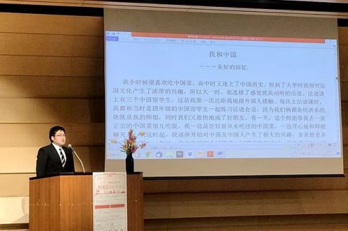 參賽者在演講。（日本《東方新報(bào)》微信公眾號(hào)）