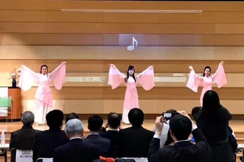 部分藝術(shù)家們?yōu)榇髸?huì)展現(xiàn)中國(guó)文化。（日本《東方新報(bào)》微信公眾號(hào)）