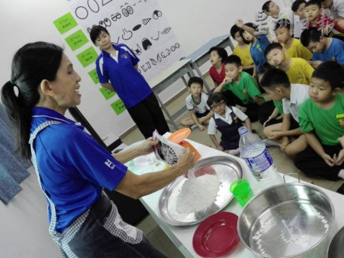 教師示范做包子的步驟，希望特殊孩子能掌握一門(mén)手藝，日后有謀生的出路。（馬來(lái)西亞《星洲日?qǐng)?bào)》）