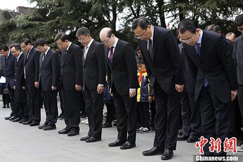 12月13日，經(jīng)中共中央臺(tái)灣工作辦公室、國(guó)務(wù)院臺(tái)灣事務(wù)辦公室批準(zhǔn)，侵華日軍南京大屠殺遇難同胞紀(jì)念館成為“海峽兩岸交流基地”，國(guó)臺(tái)辦副主任劉結(jié)一向紀(jì)念館授牌。該館成為繼中山陵之后，南京市第二個(gè)“海峽兩岸交流基地”。圖為國(guó)臺(tái)辦副主任劉結(jié)一(右三)等為侵華日軍南京大屠殺死難者默哀。 <a target='_blank' >中新社</a>記者 泱波 攝