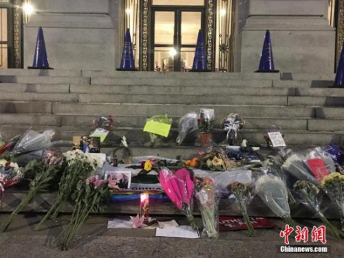 當(dāng)?shù)貢r(shí)間12月12日，美國(guó)舊金山市政府大廈前，民眾獻(xiàn)花哀悼。舊金山首位華裔、亞裔市長(zhǎng)李孟賢12日凌晨1時(shí)11分因心臟驟停去世，享年65歲。<a target='_blank' >中新社</a>記者 劉丹 攝