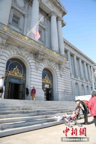 當(dāng)?shù)貢r(shí)間12月12日，美國(guó)舊金山市政府大廈降半旗。舊金山首位華裔、亞裔市長(zhǎng)李孟賢12日凌晨1時(shí)11分因心臟驟停去世，享年65歲。<a target='_blank' >中新社</a>記者 劉丹 攝