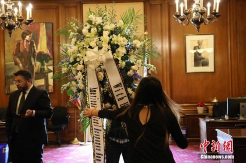 當(dāng)?shù)貢r(shí)間12月12日，美國(guó)舊金山市長(zhǎng)辦公室，工作人員放置花圈。舊金山首位華裔、亞裔市長(zhǎng)李孟賢12日凌晨1時(shí)11分因心臟驟停去世，享年65歲。<a target='_blank' >中新社</a>記者 劉丹 攝