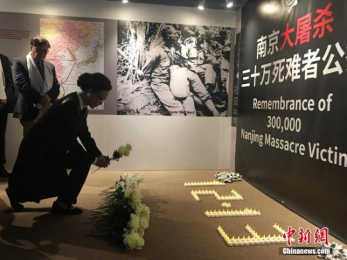 當(dāng)?shù)貢r(shí)間12月12日16時(shí)，美國(guó)舊金山，海外抗日戰(zhàn)爭(zhēng)紀(jì)念館創(chuàng)辦人方李邦琴與民眾在館內(nèi)舉辦南京大屠殺死難者國(guó)家公祭日紀(jì)念活動(dòng)，悼念30萬(wàn)死難同胞。 <a target='_blank' >中新社</a>記者 劉丹 攝