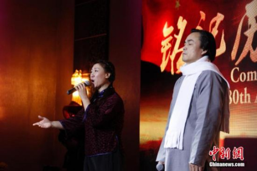 資料圖：當(dāng)?shù)貢r(shí)間12月9日，加拿大安大略省各界華人共同舉辦的“南京大屠殺80周年追思會(huì)”在多倫多舉行。來(lái)自華人社區(qū)及其他多個(gè)族裔社區(qū)的逾千名代表參加此次主題為“銘記歷史，祈愿和平”的追思會(huì)。圖為歌者演唱《松花江上》。 <a target='_blank' >中新社</a>記者 余瑞冬 攝