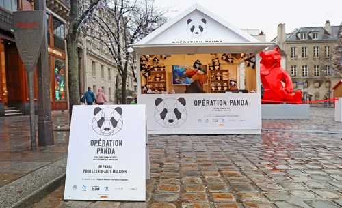 12月13日，由成都IFS、巴黎左岸圣日耳曼德佩委員會(huì)共同主辦的—“OPERATION PANDA”（熊貓行動(dòng)）活動(dòng)在巴黎左岸的圣日耳曼德佩廣場(chǎng)隆重揭幕，這是成都與圣日耳曼德佩“國(guó)際友好街區(qū)”結(jié)盟后的首個(gè)合作項(xiàng)目。（法國(guó)《歐洲時(shí)報(bào)》/主辦方供圖）