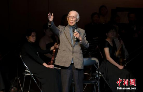 資料圖:余光中朗誦《鄉(xiāng)愁》。<a target='_blank' >中新社</a>發(fā) 駱云飛 攝 資料圖:余光中朗誦《鄉(xiāng)愁》。<a target='_blank' >中新社</a>發(fā) 駱云飛 攝