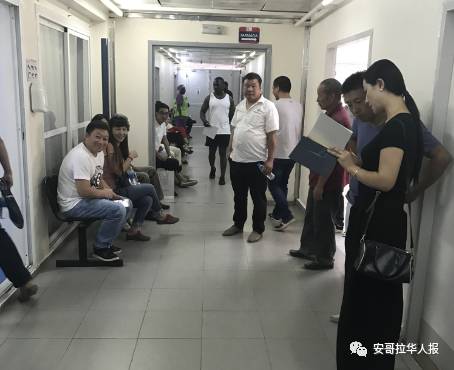 哈爾濱國際林子清登記獻(xiàn)血人員。（《安哥拉華人報(bào)》微信公眾號(hào)）