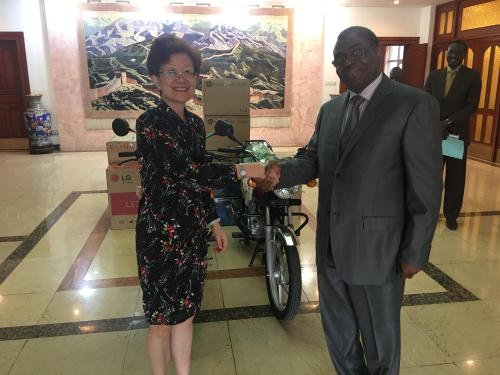 中使館向馬里安全部捐贈(zèng)物資。（圖片來源：中國駐馬里大使館網(wǎng)站）