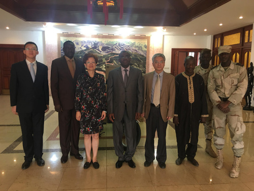 中使館向馬里安全部捐贈(zèng)物資。（圖片來源：中國駐馬里大使館網(wǎng)站）