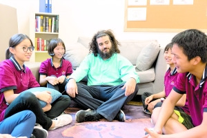 Benjamin與學(xué)生歡快地交流。